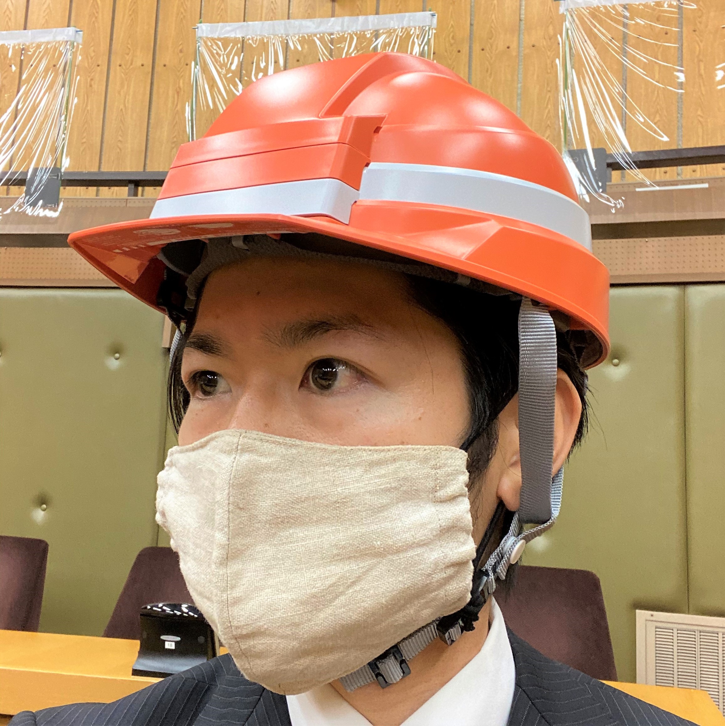 緊急議会が開催 ボーナスの引き下げなど 議場用ヘルメットを導入 枚方市議会議員 木村亮太